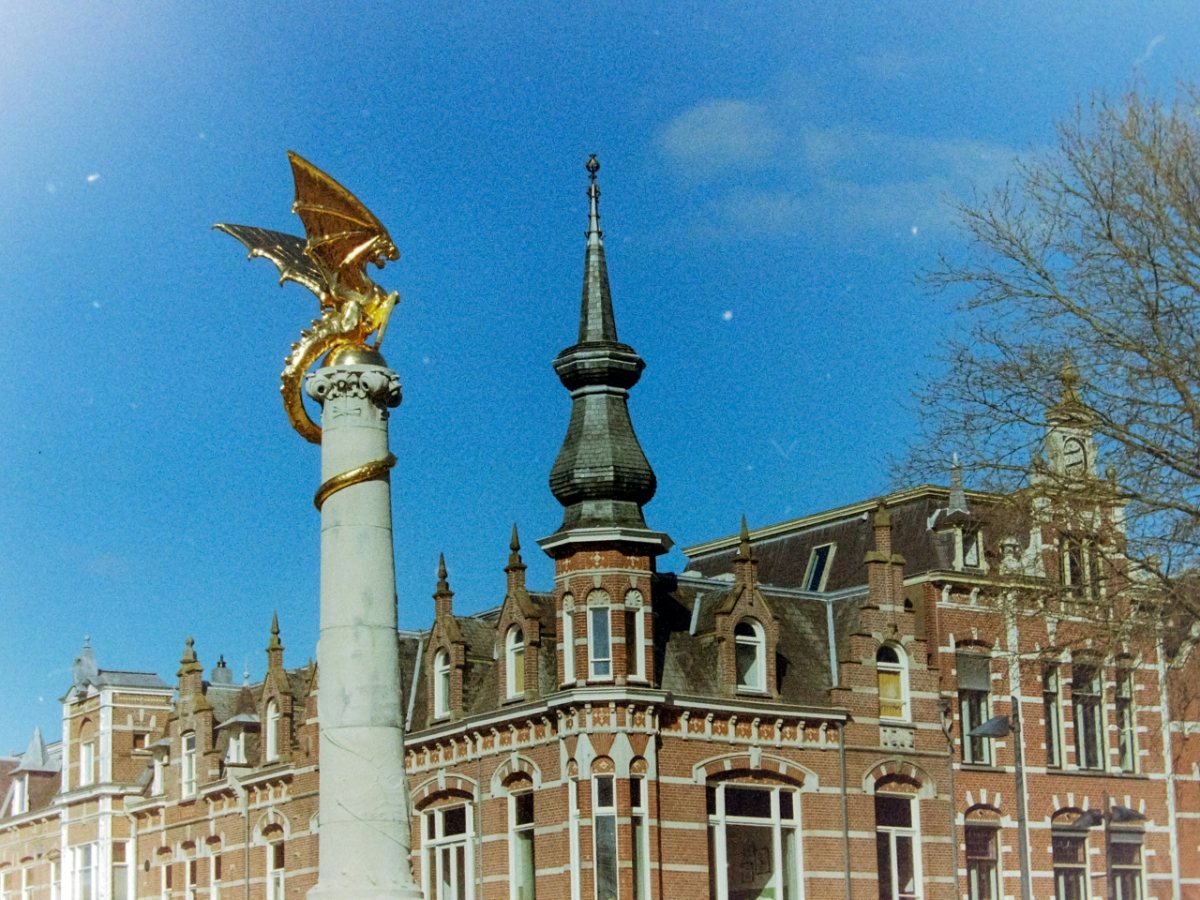 De Grote Kerk en het kasteel van Den Bosch weerspiegeld in het water